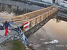 Vandal vyviklal zna�ky u provizorn�ho mostu p�es slep� rameno �eky Mal�e a...