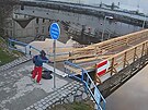 Vandal vyviklal zna�ky u provizorn�ho mostu p�es slep� rameno �eky Mal�e a...