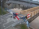 Vandal vyviklal zna�ky u provizorn�ho mostu p�es slep� rameno �eky Mal�e a...
