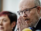 Ministr zdravotnictví Vlastimil Válek na tiskové konferenci ve Snmovn