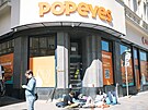 Prvn ti ekatel na oteven brnnsk poboky fastfoodovho etzce Popeyes,...