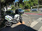 V Jeremenkov ulici se stetl strnk mstsk policie jedouc na motorce s...