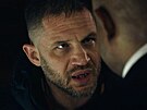 Tom Hardy se p�i natá�ení evidentn� dost nudil.