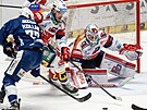Brnnsk Andrej Kollr se pohybuje ped brankem Pardubic Romanem Willem bhem...