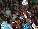 Plzeský Sampson Dweh a sparanský Emmanuel Uchenna v souboji bhem semifinále...