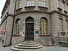 Budova b�val� obchodn� akademie je opu�t�n� a ch�tr� dlouh�ch 16 let. Nyn� u�...