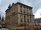 Budova b�val� obchodn� akademie je opu�t�n� a ch�tr� dlouh�ch 16 let. Nyn� u�...