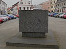 Pamtnk postaven v mst oben odboje Jindicha Novka je dlem...