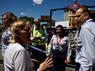 Zam�stnanci metra vysv�tlují �en� v Madridu, �e metro je uzav�eno kv�li výpadku...