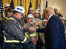 Americký prezident Donald Trump zdraví horníky ped podpisem výkonného naízení...