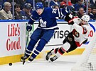 Pontus Holmberg (29) z Toronto Maple Leafs se snaí setást Thomase Chabota z...