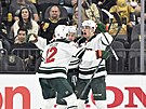 Hokejisté Minnesota Wild slaví gól proti Vegas Golden Knights, pokoeným je...