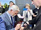 Prezident Petr Pavel se podepisuje fanoukm pi pjezdu do Hradce Krlov....