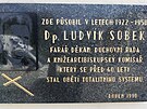 Pamtn deska z roku 1990 na prel farnho kostela v Petrovicch