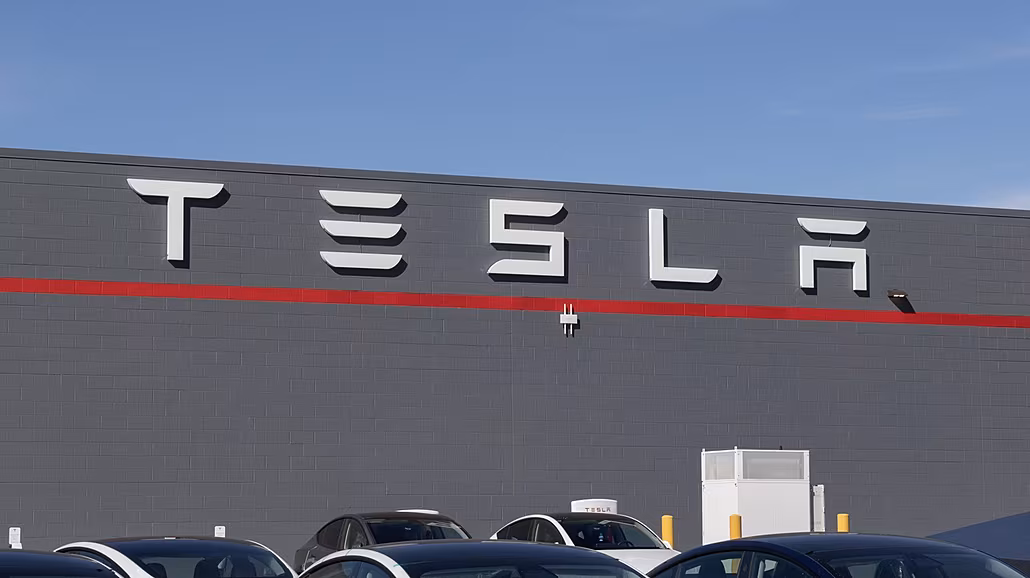 P�idávat si najeté kilometry, to moc ú�eln� nevypadá. Pro Tesla Inc. ov�em...