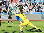 Jablonecký branká Jan Hanu vyráí balon ped kopakou ostravského útoníka...