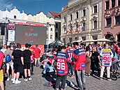 Perntýnské námstí v Pardubicích se pomalu zaíná plnit fanouky na sedmé...