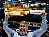 Trenér Komety Kamil Pokorný se raduje ze zisku extraligového titulu.