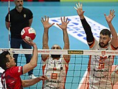 Jakub Ihnát (vlevo) z týmu Lvi Praha se pokou�í p�ekvapit karlovarský dvojblok...