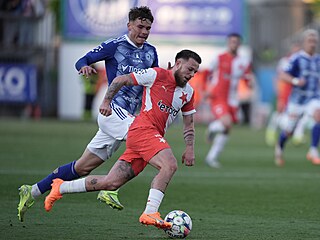 Vasil Ku�ej ze Slavie kontroluje mí� v zápase proti Olomouci.