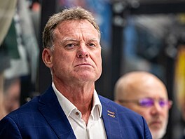 Kou� Radim Rulík sleduje zápas �eských hokejist� se Slovenskem.