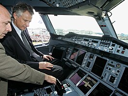 Francouzský premiér Dominique de Villepin sedí na míst� kapitána A380 a hlavní...