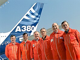 Posádka nejv�t�ího dopravního letadla sv�ta Airbus A380, které 27. dubna 2006 v...