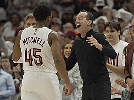 Trenér Kenny Atkinson z Cleveland Cavaliers vítá na lavice Donovana Mitchella...