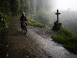 �ty�ia�edesátikilometrová Yungas v Bolívii, zvaná Silnice smrti, m�la �patnou...