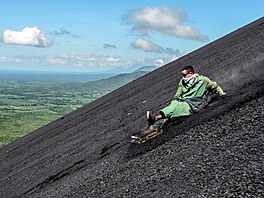 Sou�asný rychlostní rekord v sá�kování ze sope�ného ku�ele prý �iní 87...