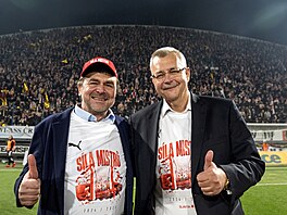 Majitel Slavie Pavel Tyka (vlevo) slaví s Jaroslavem Tvrdíkem zisk...