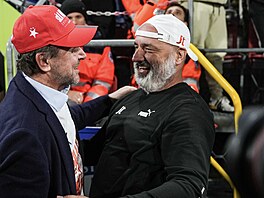 Majitel Slavie Pavel Tyka� slaví zisk mistrovského titulu s trenérem Jind�ichem...