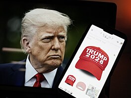 Fotka  amerického prezidenta Donalda Trumpa vedle chytrého telefonu s ervenou...
