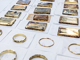 Muzeum východních �ech p�edstavilo nález mincí, tabat�rek a dal�ích p�edm�t� ze...