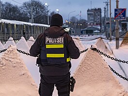 Estonský pohraniní stojí u draích zub pekáek, na estonsko-ruské hranici...