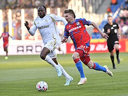 Plzeský Pavel ulc (v popedí) a Emmanuel Uchenna ze Sparty spchají za...