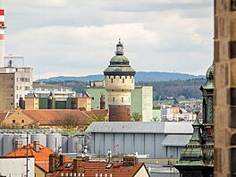 Výhled na Plze� od BTS Vodafonu na st�e�e hotelu Central