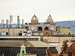 Výhled na Plze� od BTS Vodafonu na st�e�e hotelu Central