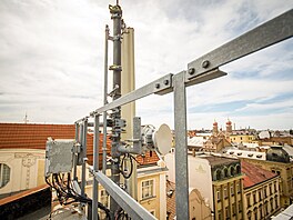 Výhled na Plze� od BTS Vodafonu na st�e�e hotelu Central