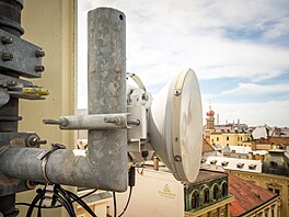 Výhled na Plze� od BTS Vodafonu na st�e�e hotelu Central