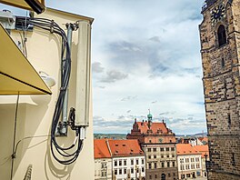 Výhled na Plze� od BTS Vodafonu na st�e�e hotelu Central