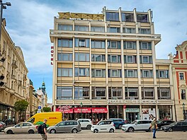 Výhled na Plze� od BTS Vodafonu na st�e�e hotelu Central