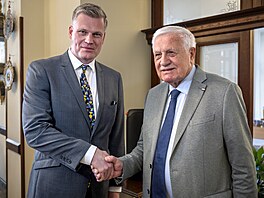 Václav Klaus s Filipem Turkem na k�tu své knihy Od Bene�e po Ukrajinu: 80 let...