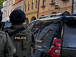 Zákrok policist v Teboni proti ozbrojenému mui, který noem ohrooval...