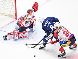 Pardubický branká Roman Will elí nájezdu Jakuba Fleka z Komety Brno.
