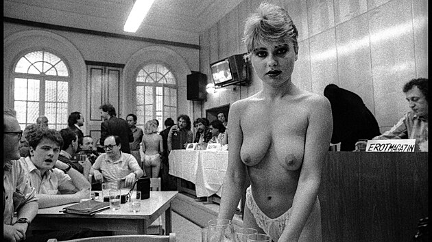 Praha, Senovn ulice - tiskov konference erotick asopis (1990). Erotika hbala republikou, na kadm stnku se prodvaly erotick a porno asopisy, a tak na sebe nenechala dlouho ekat i reklama prostednictvm oficilnch, seriznch tiskovin. Na tiskovce byli vichni, nkte nalkni i obsluhou nahoe bez.  A na vyvenm pdiu, u dlouhho stolu samozejm nemohl chybt vydavatel asopisu LEO (lkav erotick osven) Pavel Kvoriak, ktermu se asem podailo vybudovat doslova imprium erotickch a porno asopis.