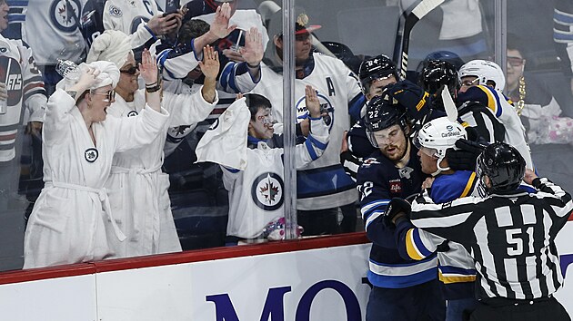 Colorado, NHL oyununu zaferle başlattı, Nečas bir zamanlar yardım etti