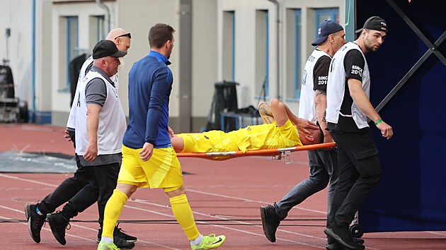 Jan Kliment na nos�tk�ch si v bolestech zakr�v� o�i.