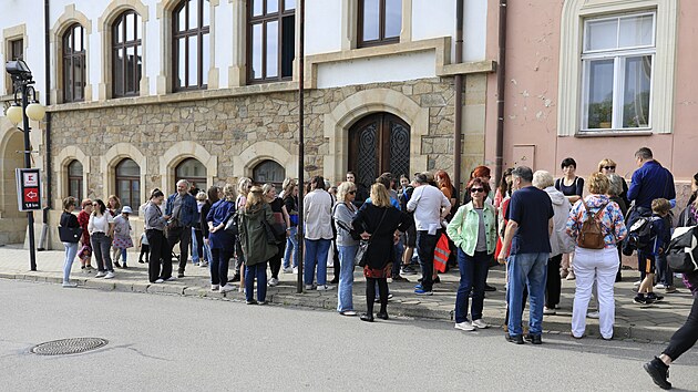 Demonstrace za odvoln editele zkladn koly v Hustopech (24. dubna 2025)