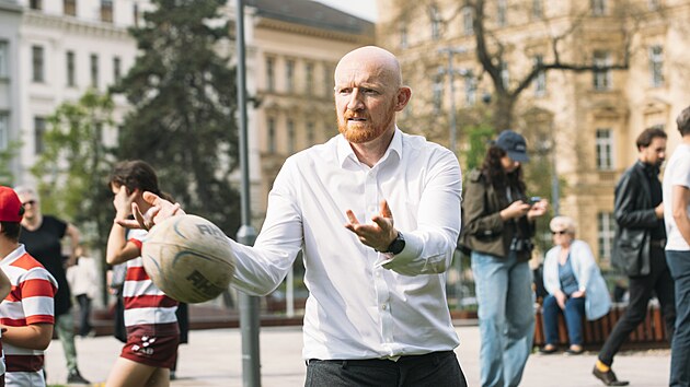 Na tvrten akci britsk ambasdy v parku na Moravskm nmst v centru Brna si zahrl rugby i velvyslanec Matt Field. (24. dubna 2025)